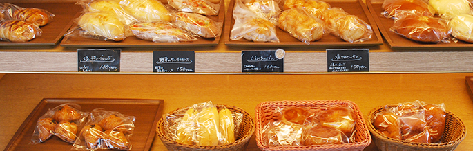 30〜40種類の焼きたて熱々のパン